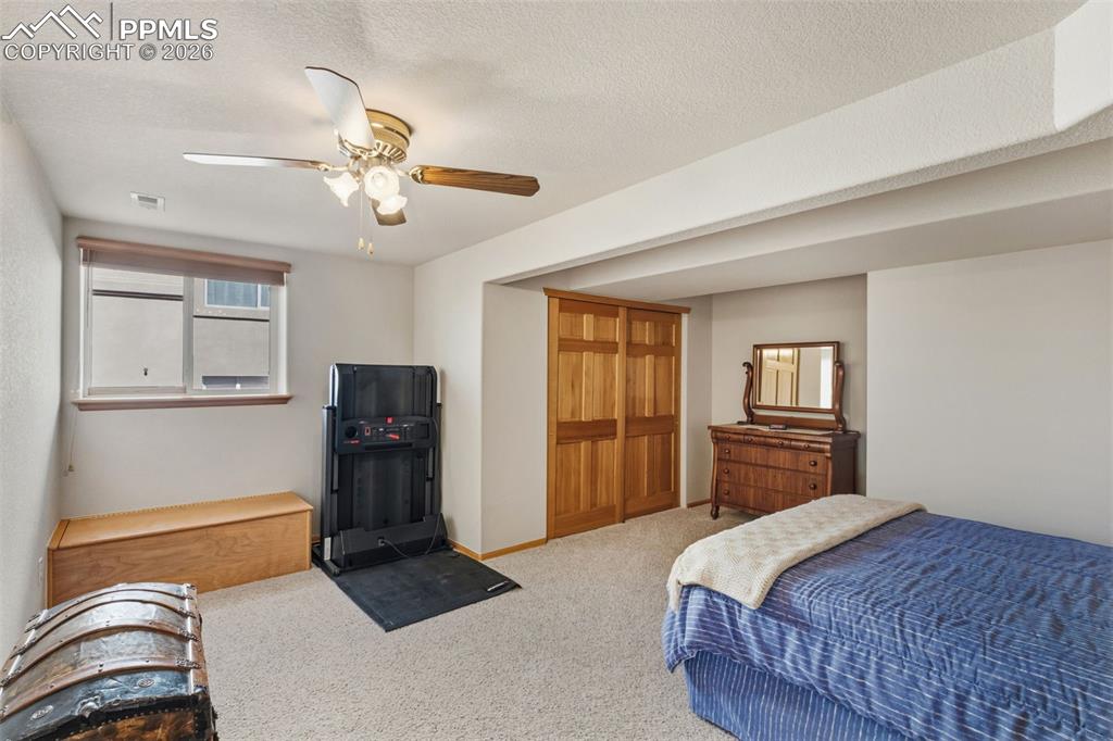 Image 33 of 50: Bedroom