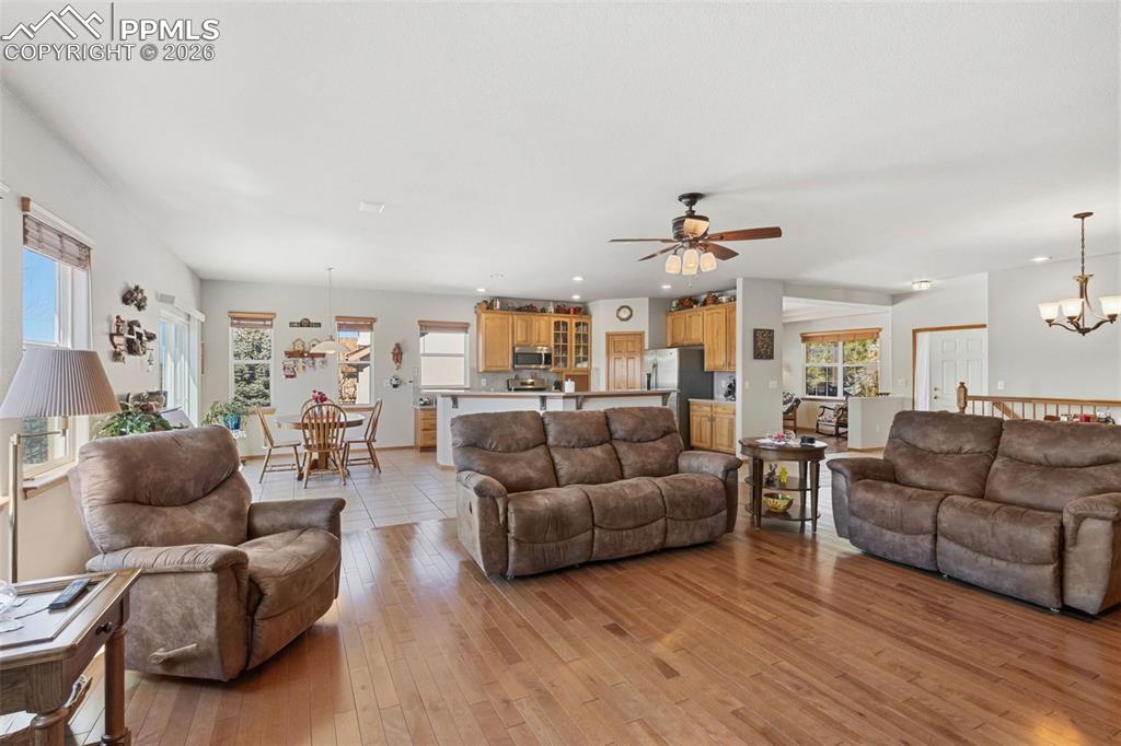 Image 7 of 50: Living Room