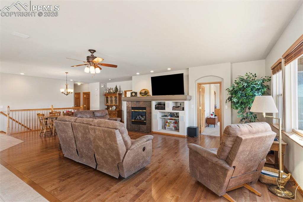 Image 8 of 50: Living Room