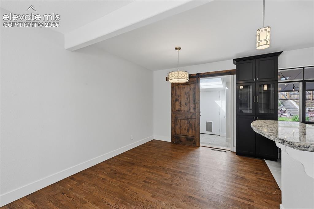 Image 10 of 50: Dining Area