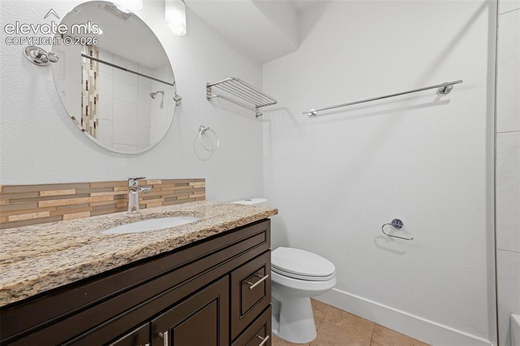 Image 18 of 50: Bathroom