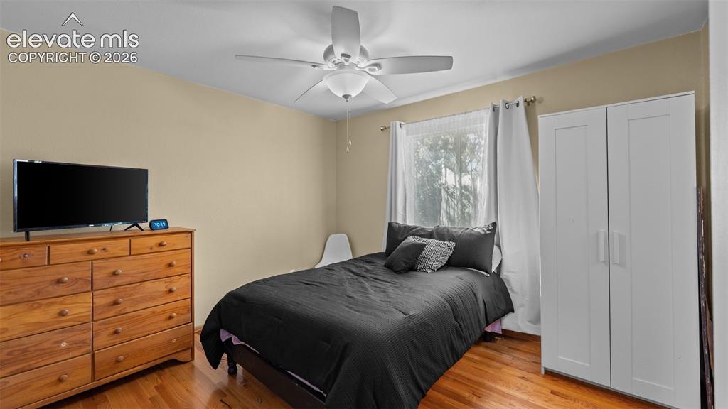 Image 12 of 33: Bedroom
