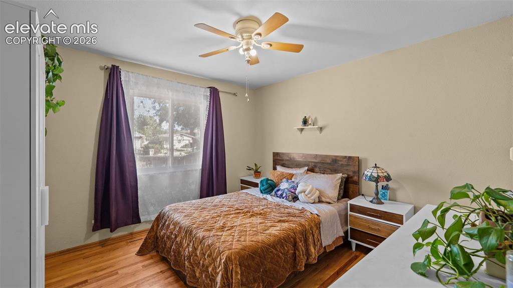 Image 14 of 33: Bedroom