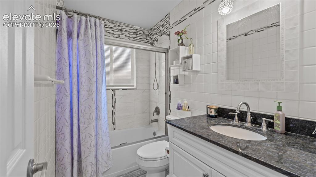 Image 16 of 33: Bathroom
