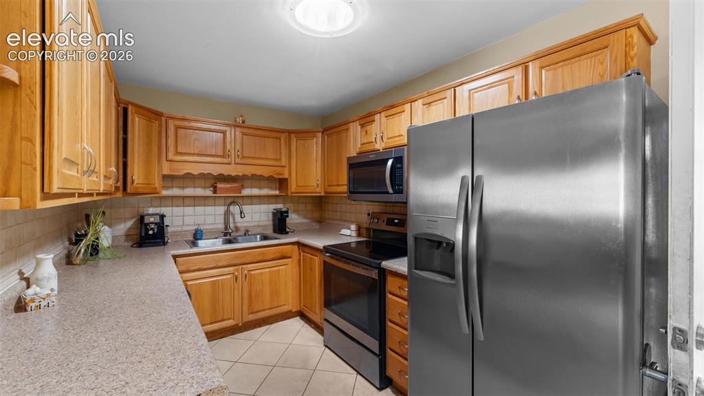 Image 6 of 33: Kitchen