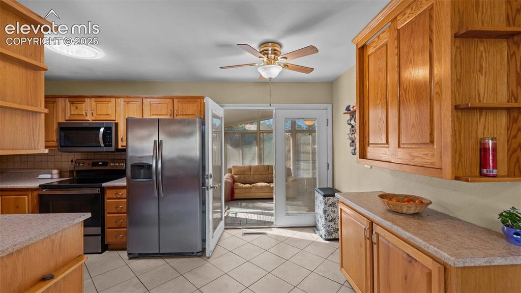 Image 7 of 33: Kitchen