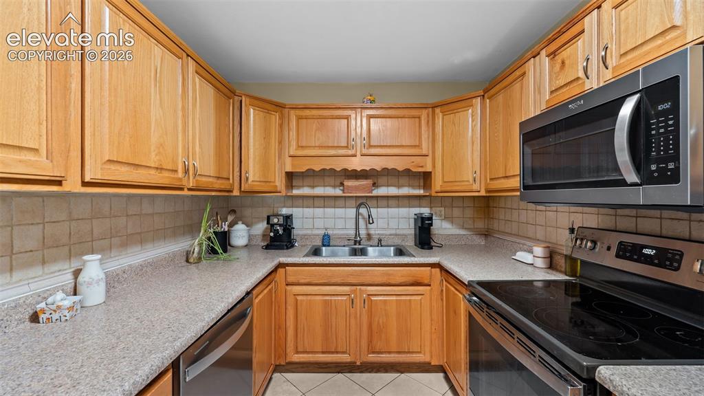 Image 8 of 33: Kitchen