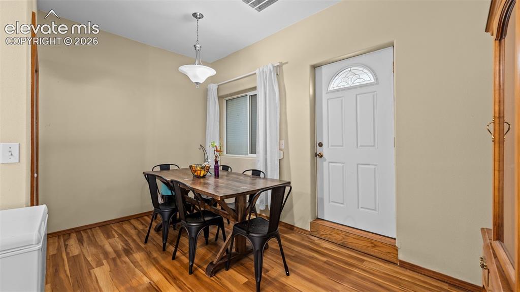 Image 9 of 33: Dining Area