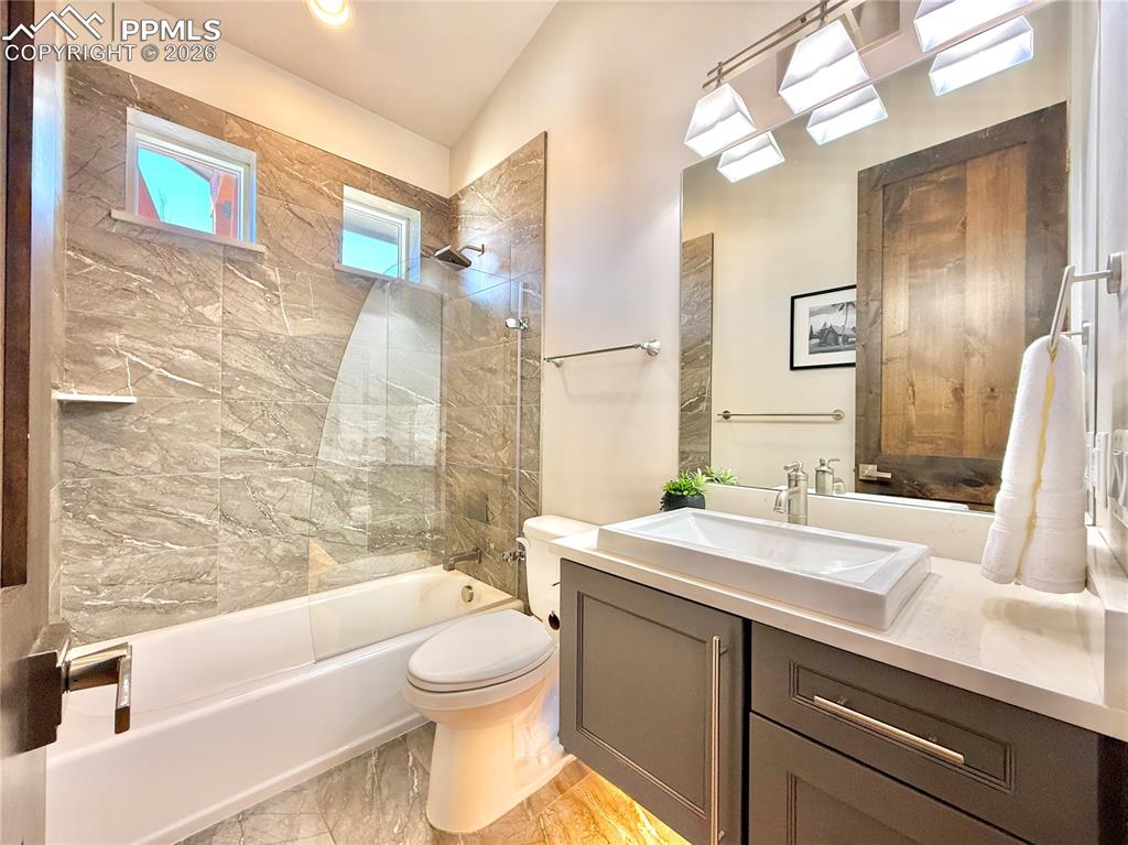 Image 15 of 36: Bathroom