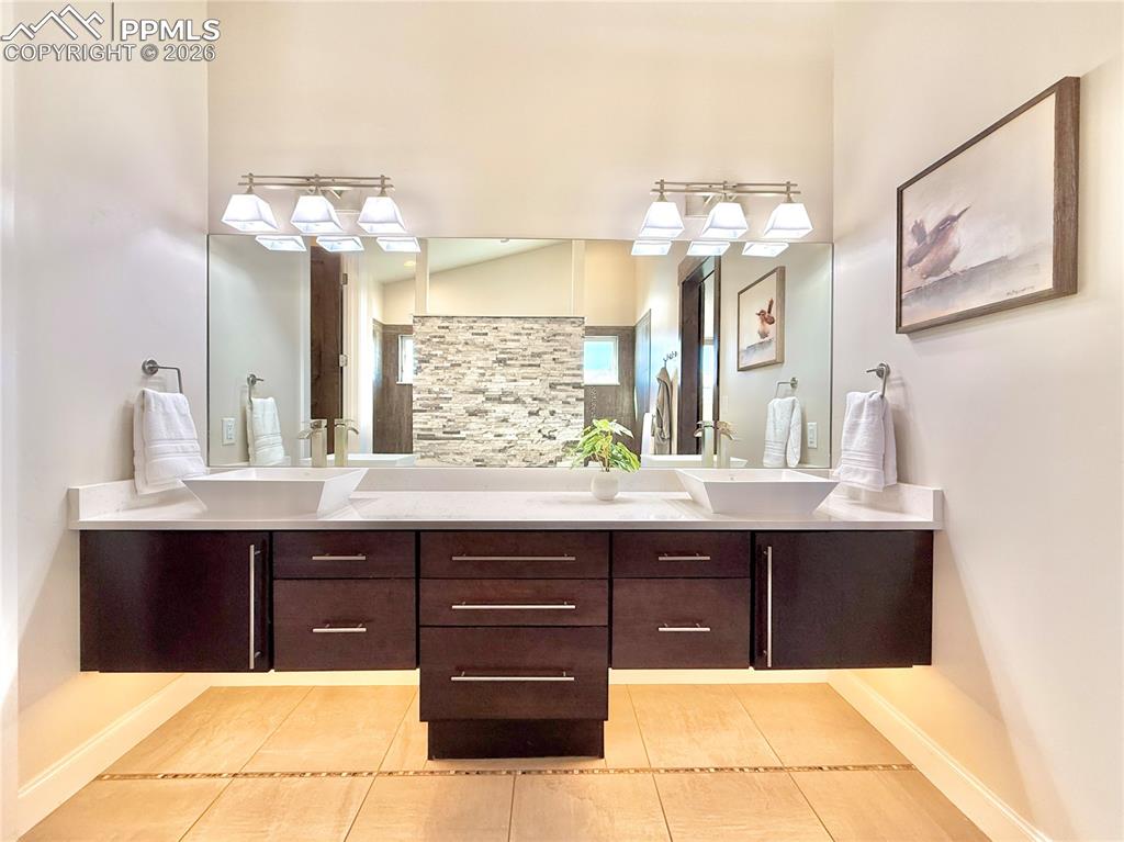 Image 18 of 36: Bathroom