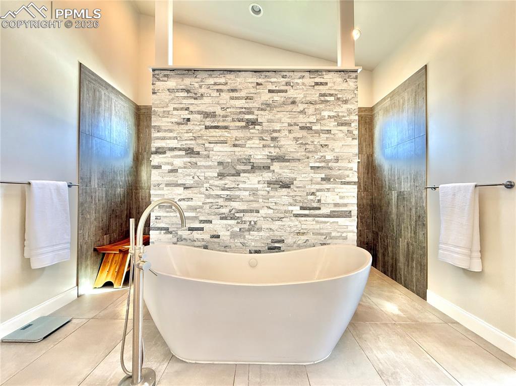 Image 19 of 36: Bathroom