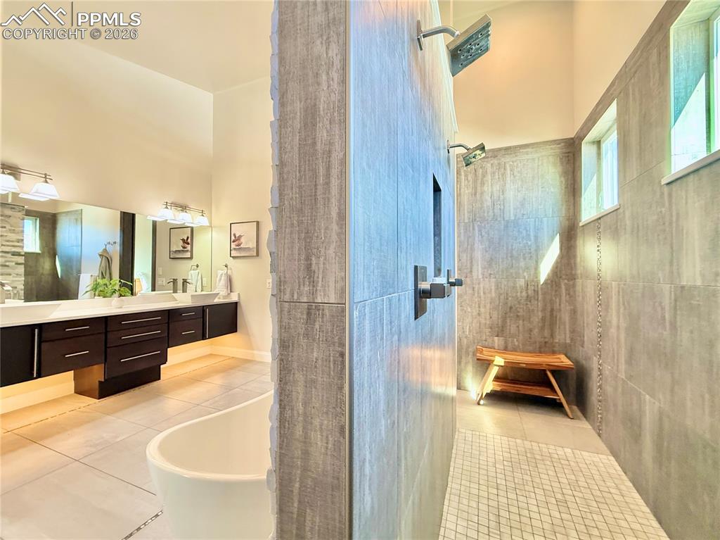 Image 20 of 36: Bathroom