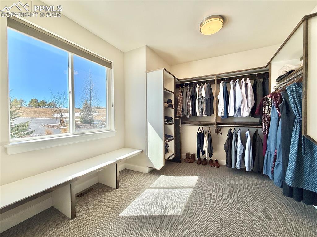 Image 21 of 36: Closet