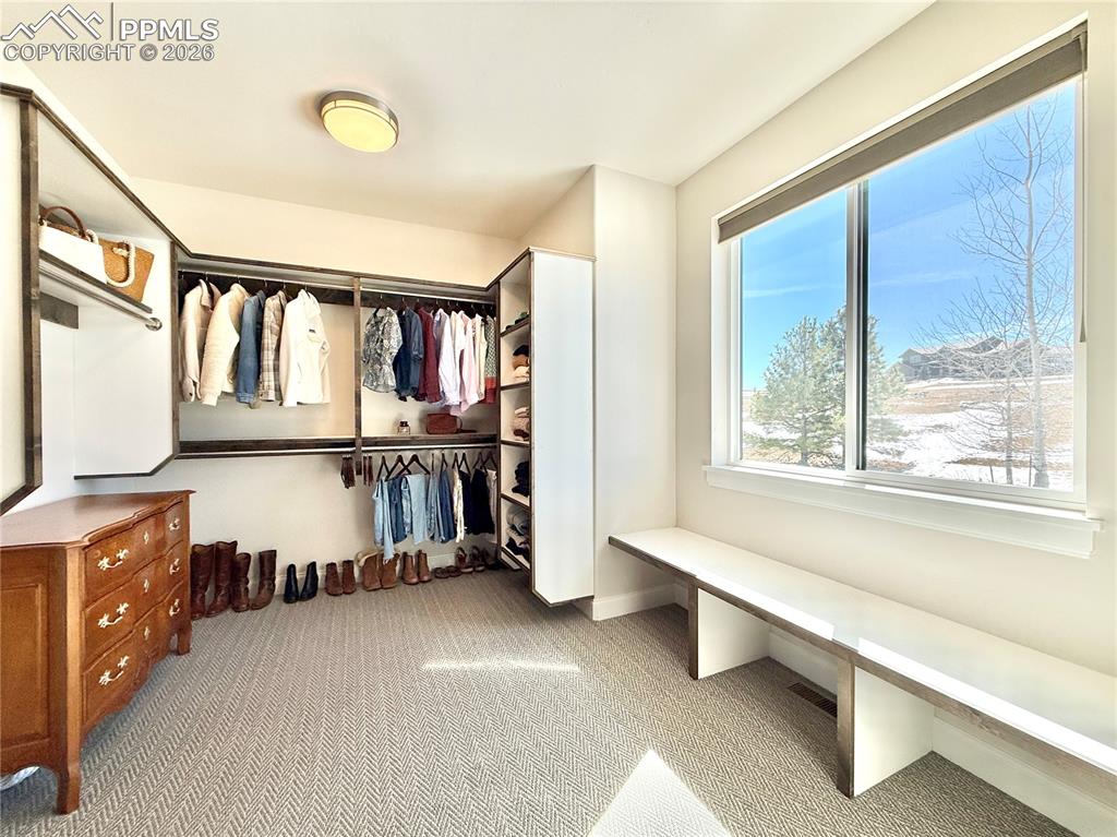 Image 22 of 36: Closet