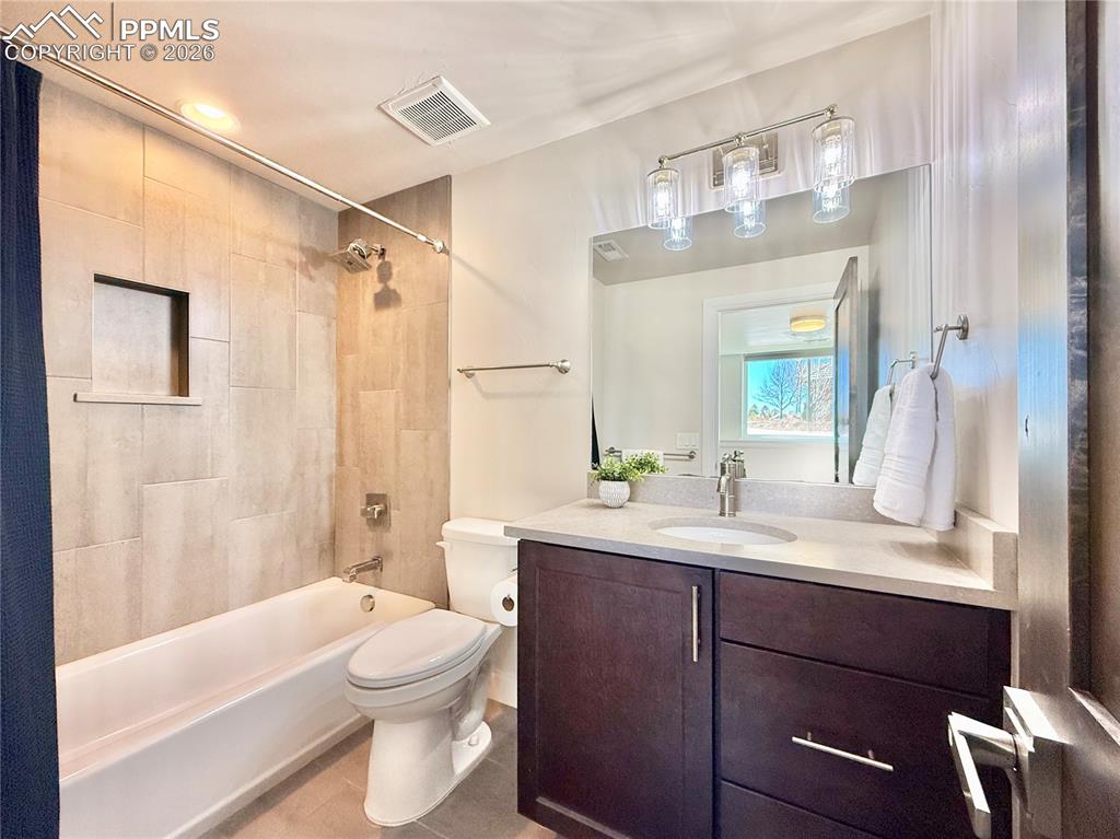 Image 28 of 36: Bathroom