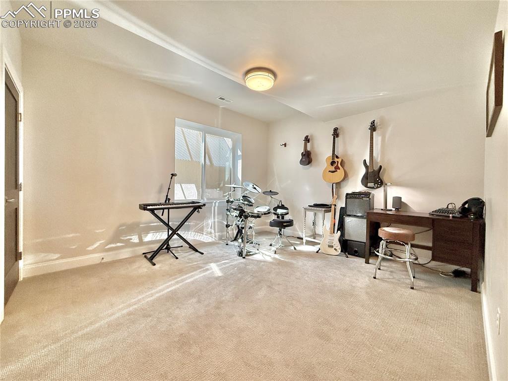 Image 31 of 36: Office