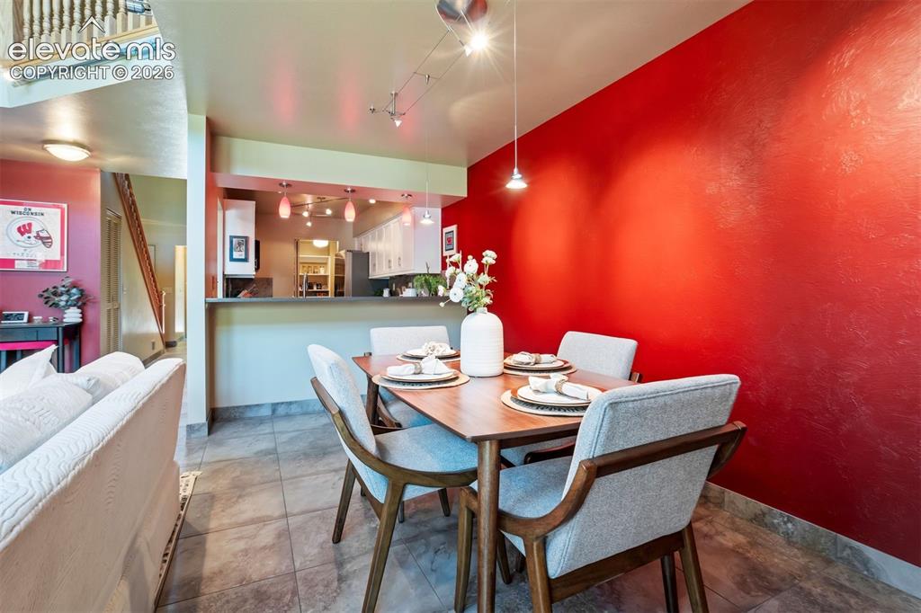 Image 15 of 50: Dining Area