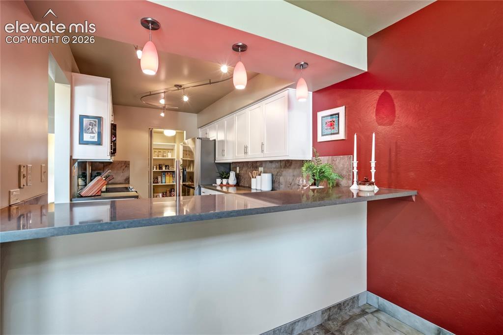 Image 16 of 50: Kitchen
