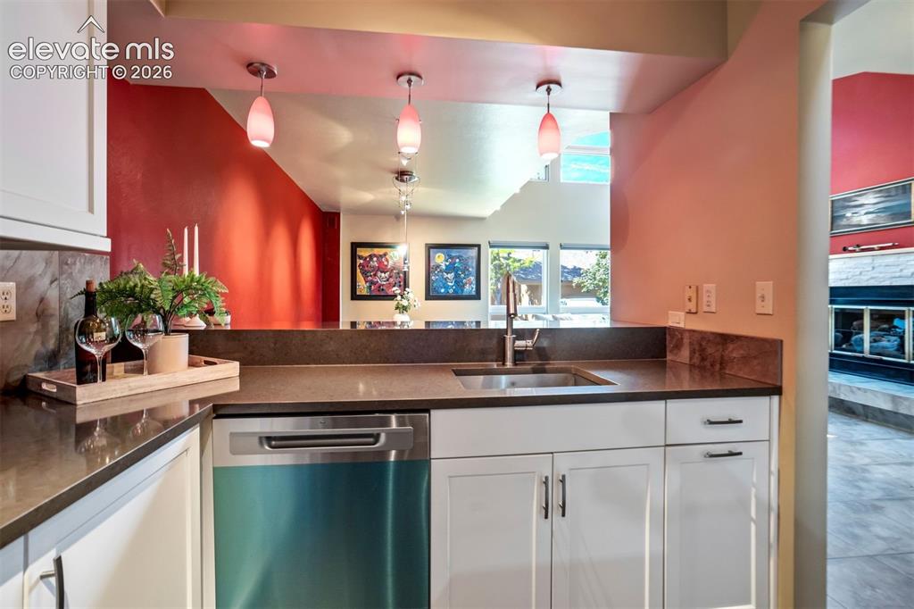Image 17 of 50: Kitchen