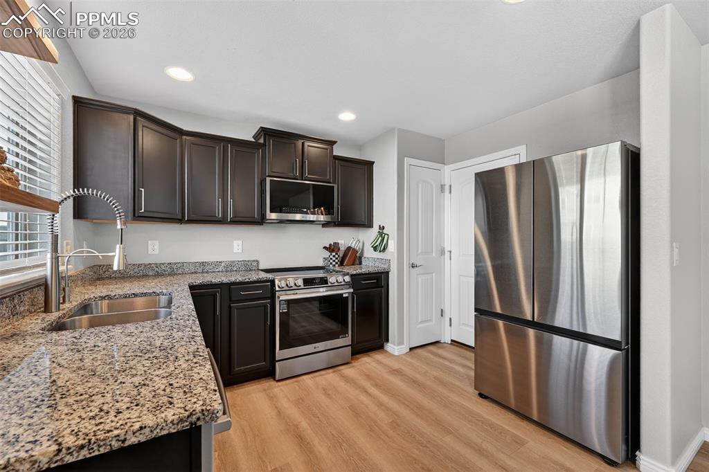 Image 11 of 27: Kitchen