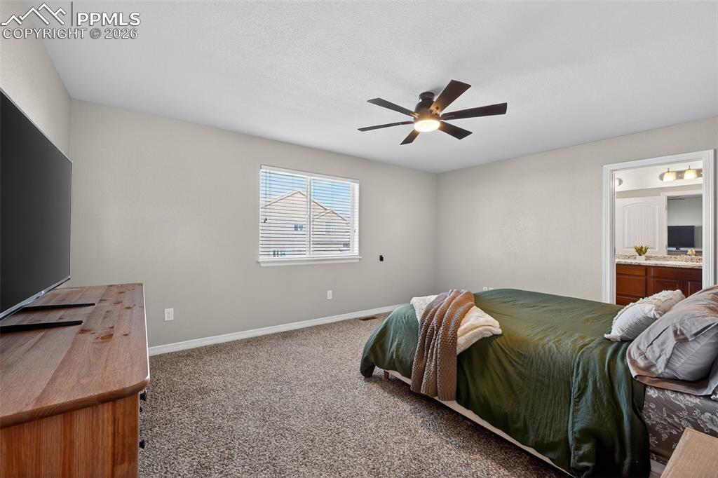 Image 19 of 27: Bedroom