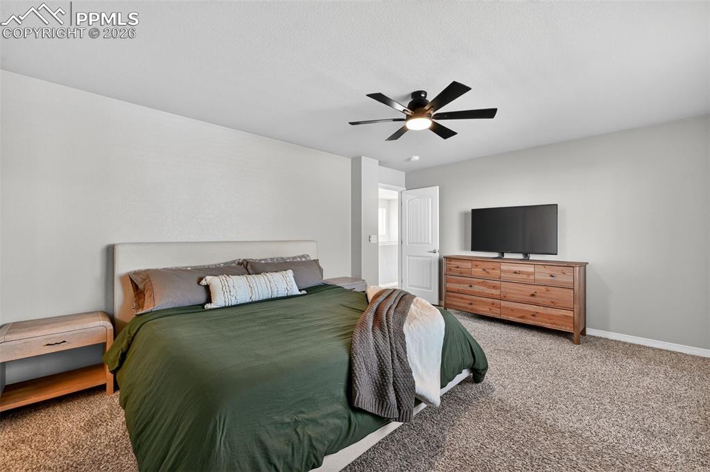 Image 21 of 27: Bedroom