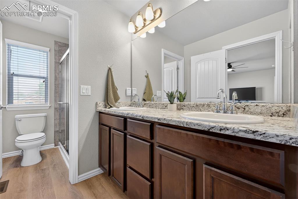 Image 22 of 27: Bathroom