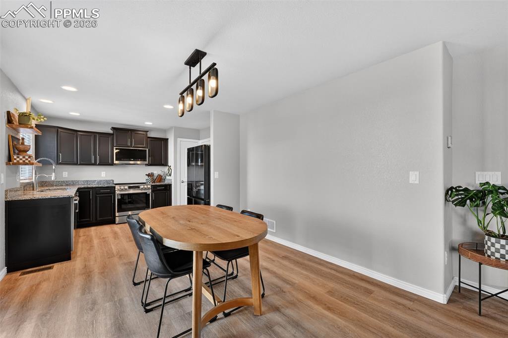 Image 7 of 27: Dining Area