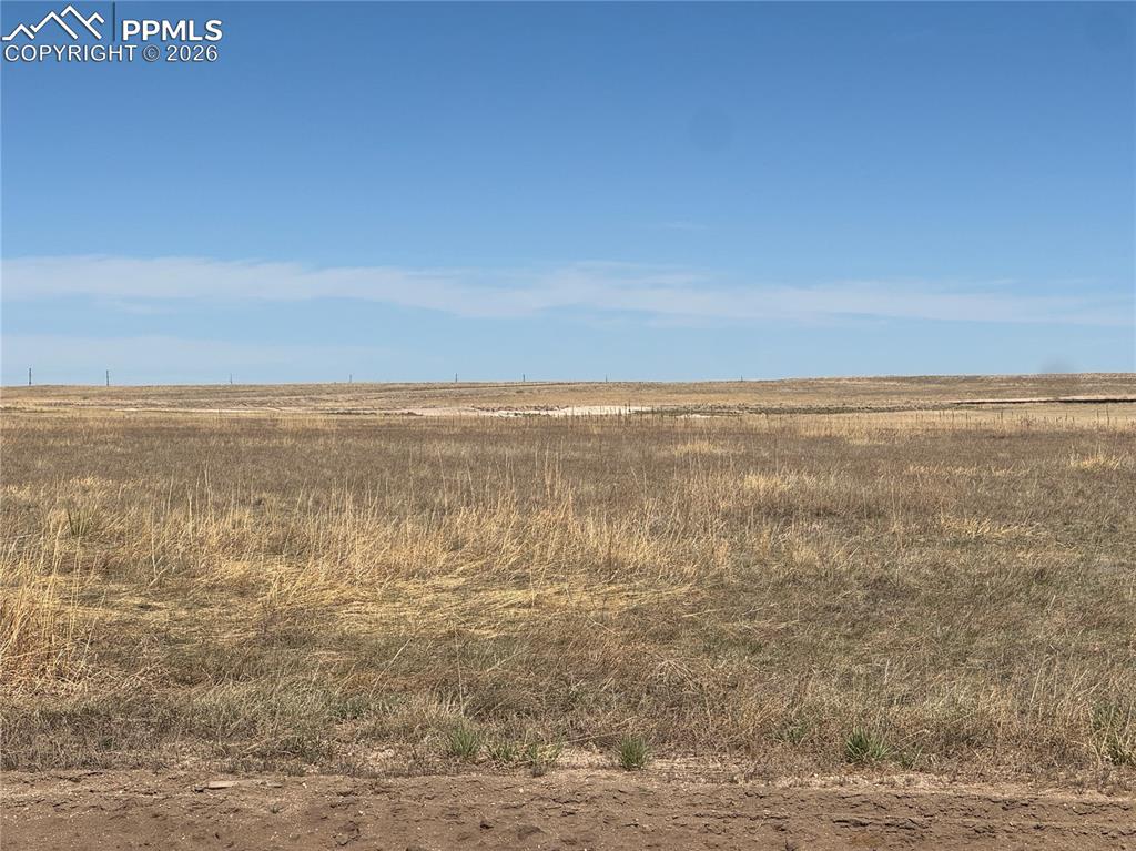 Image 6 of 9: Expansive land offering broad views under a clear sky