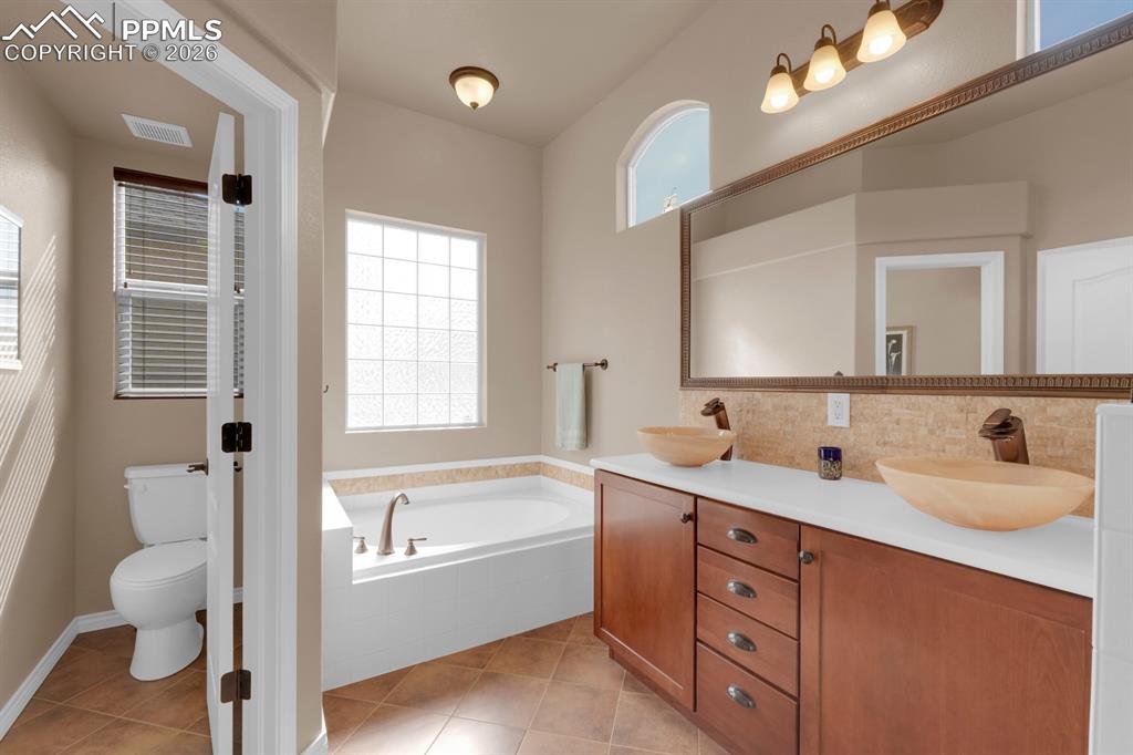 Image 15 of 33: Primary bathroom w/ soaking tub