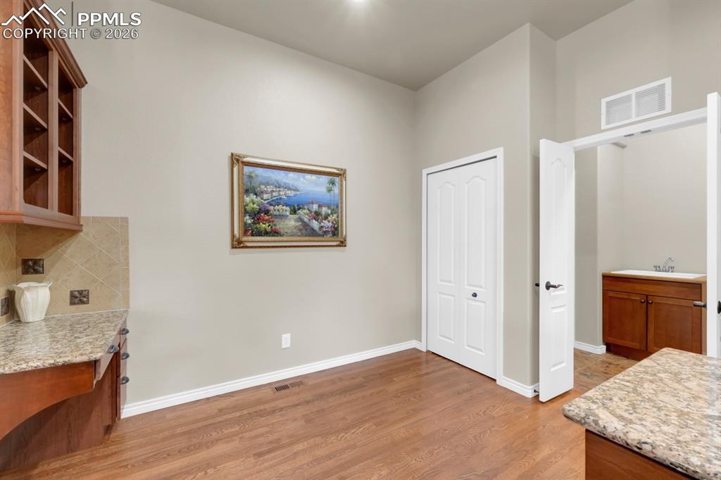 Image 18 of 33: Kitchen