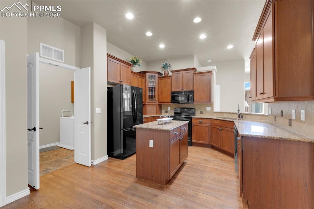 Image 2 of 33: Large kitchen 