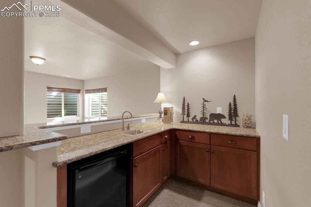 Image 23 of 33: Wet bar