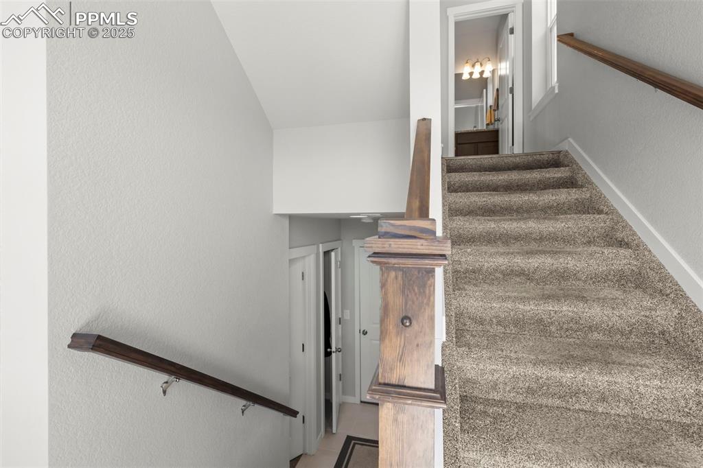 Image 6 of 39: Foyer Entry