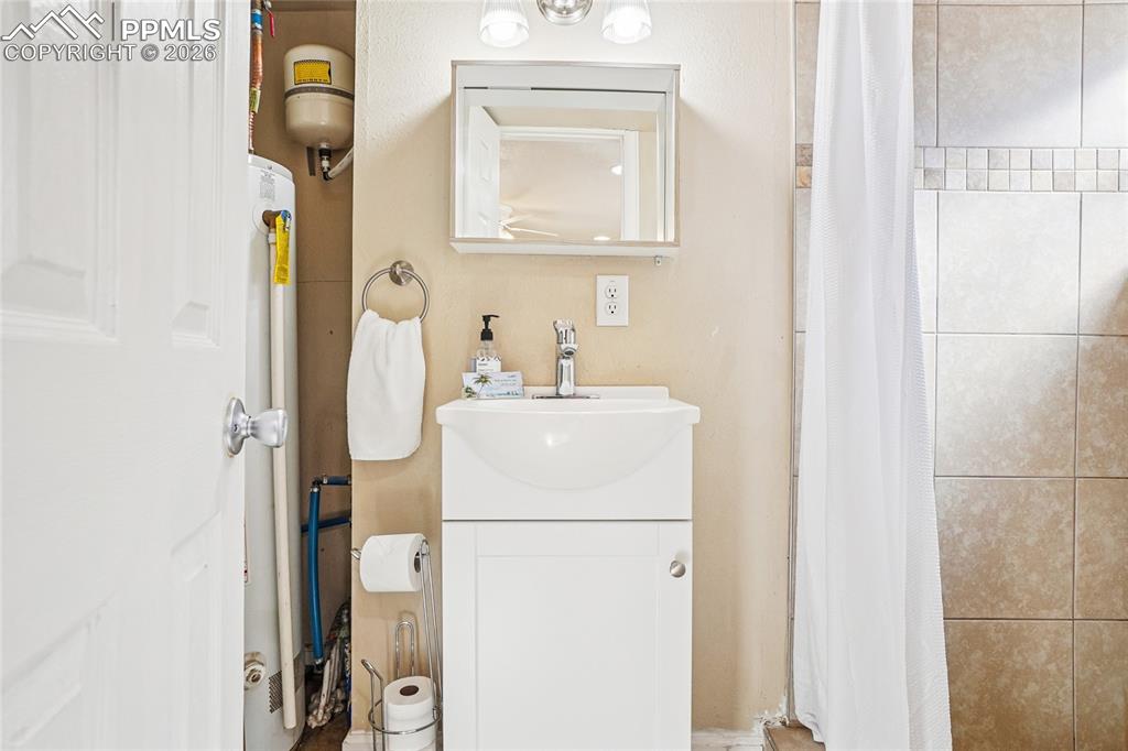 Image 31 of 43: Bathroom