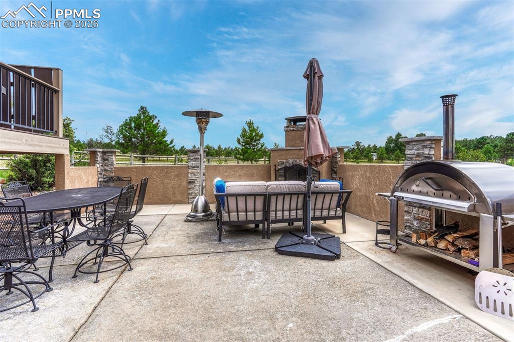 Image 10 of 50: Back of Structure