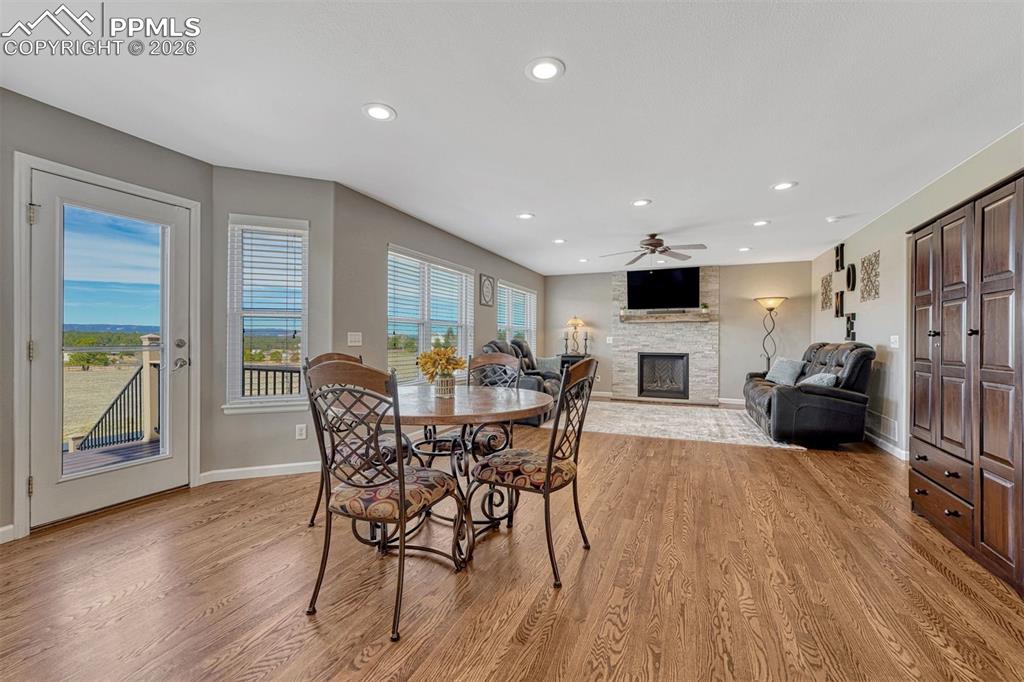 Image 18 of 50: Deck