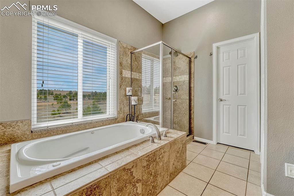 Image 24 of 50: Living Room