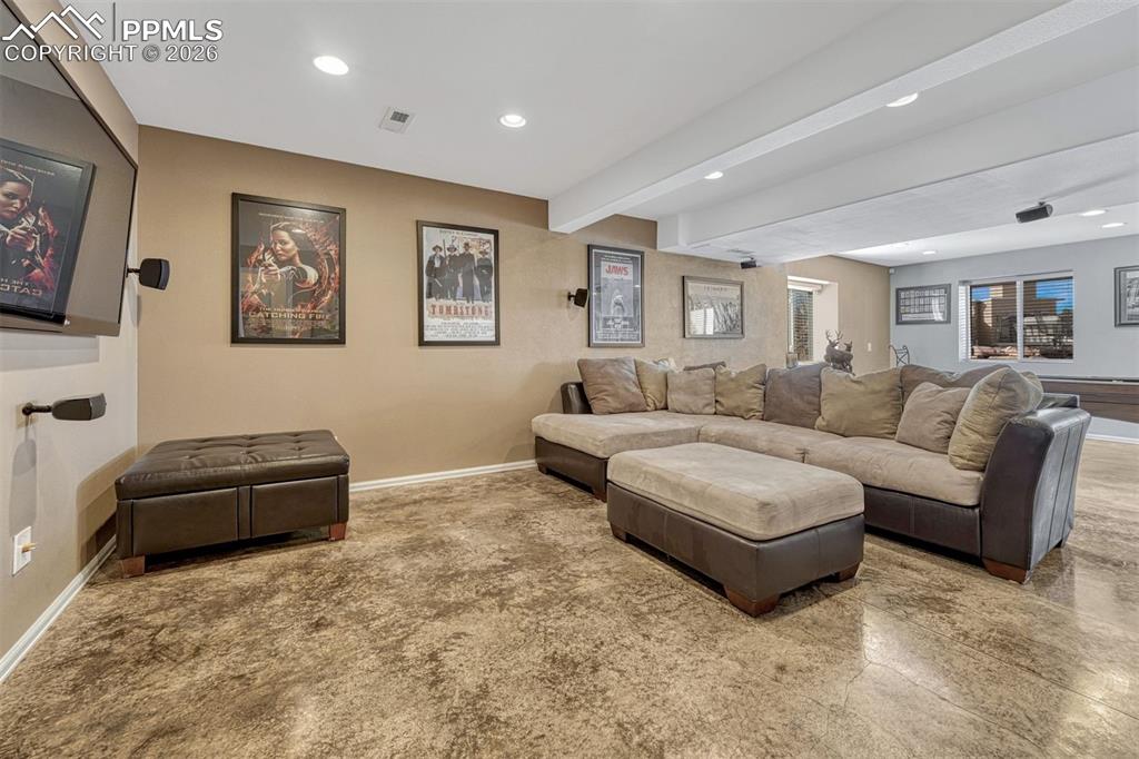 Image 25 of 50: Dining Area