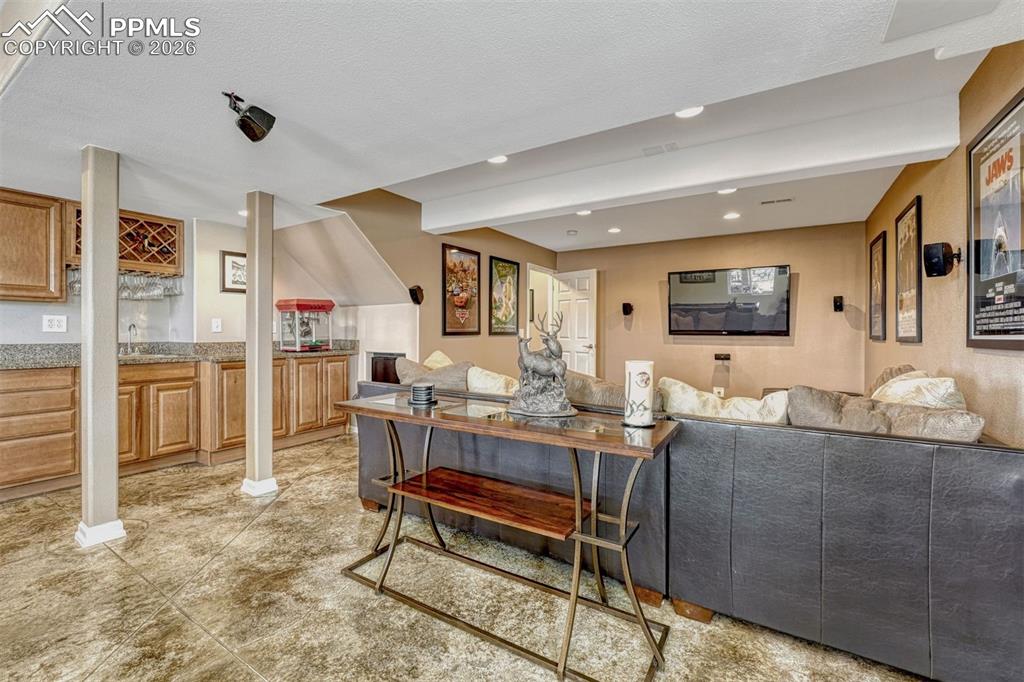 Image 26 of 50: Kitchen