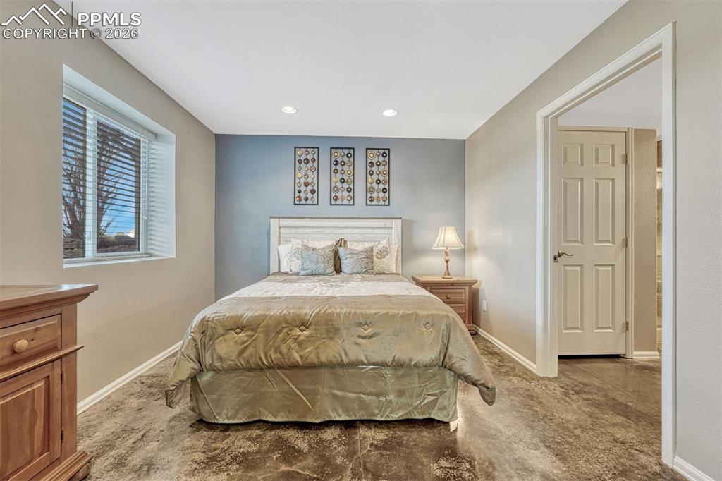 Image 30 of 50: Dining Area