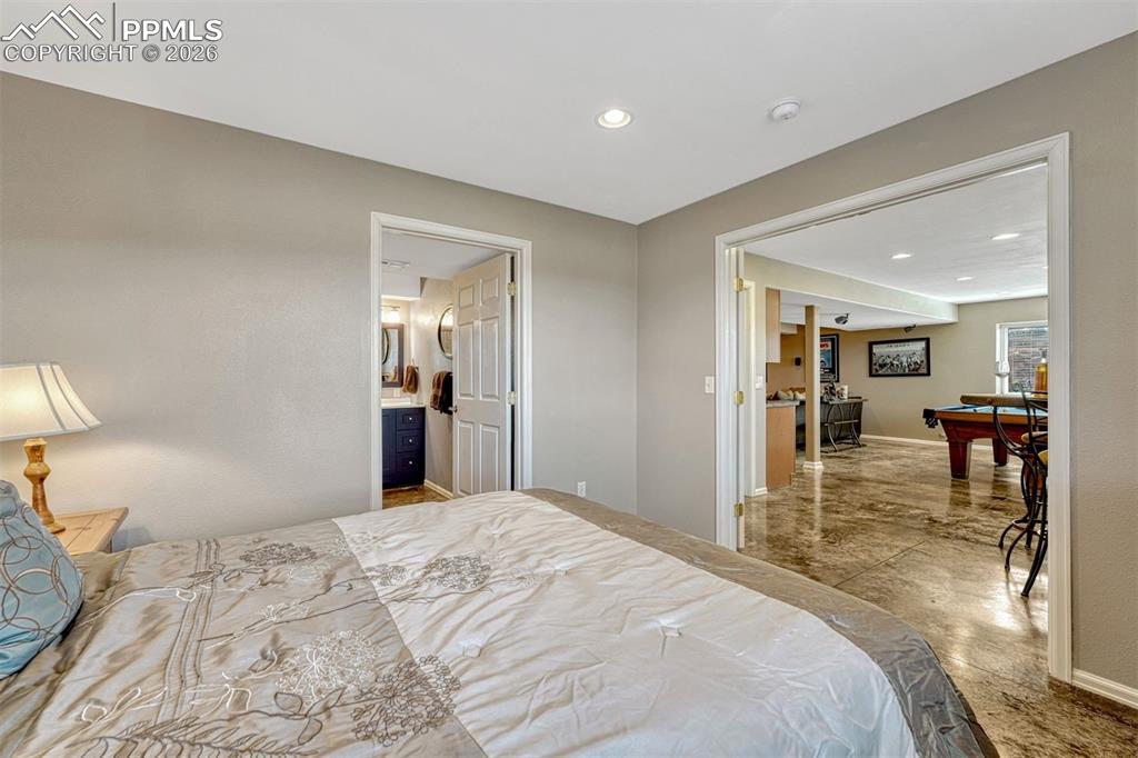 Image 31 of 50: Living Room