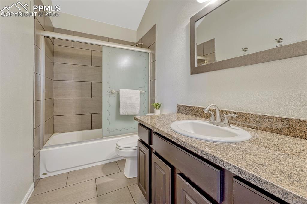 Image 34 of 50: Bedroom