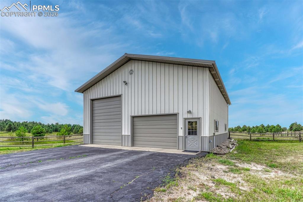 Image 38 of 50: Living Room