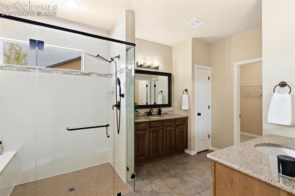 Image 22 of 46: Bathroom