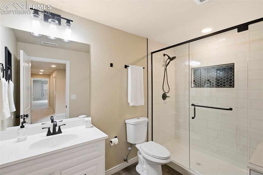 Image 33 of 46: Bathroom
