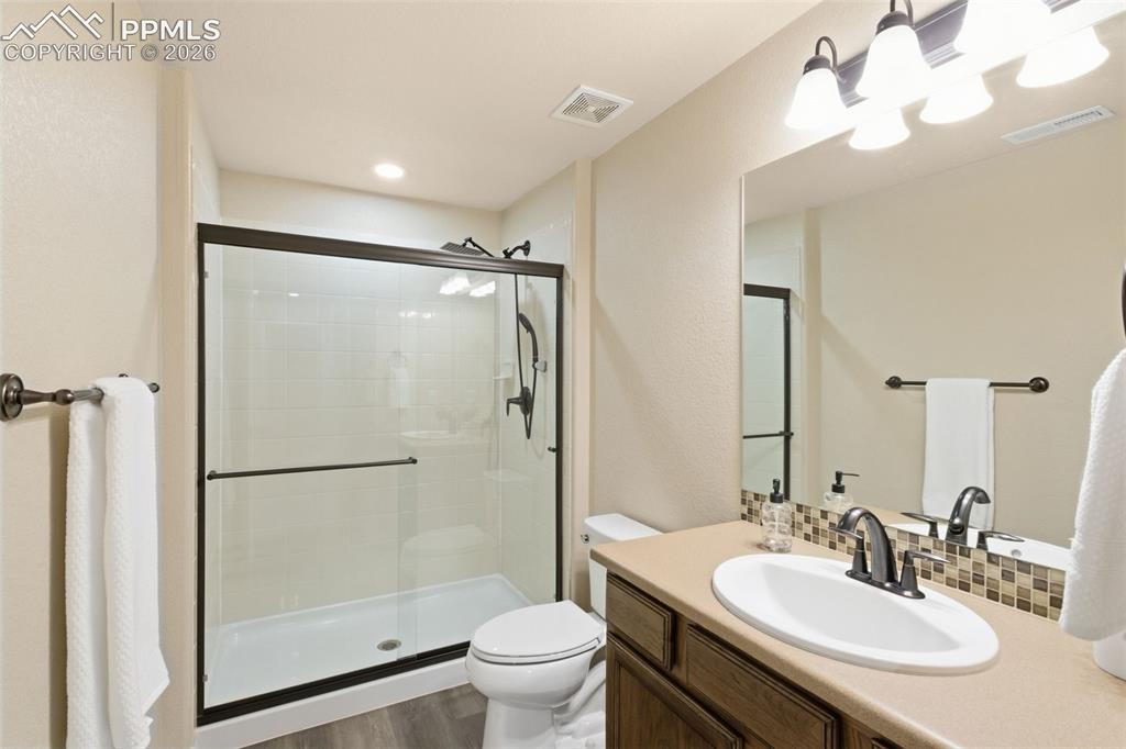Image 35 of 46: Bathroom