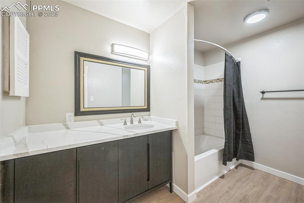 Image 10 of 14: Bathroom