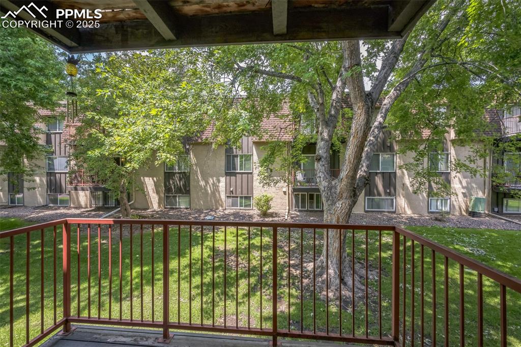 Image 11 of 14: Deck