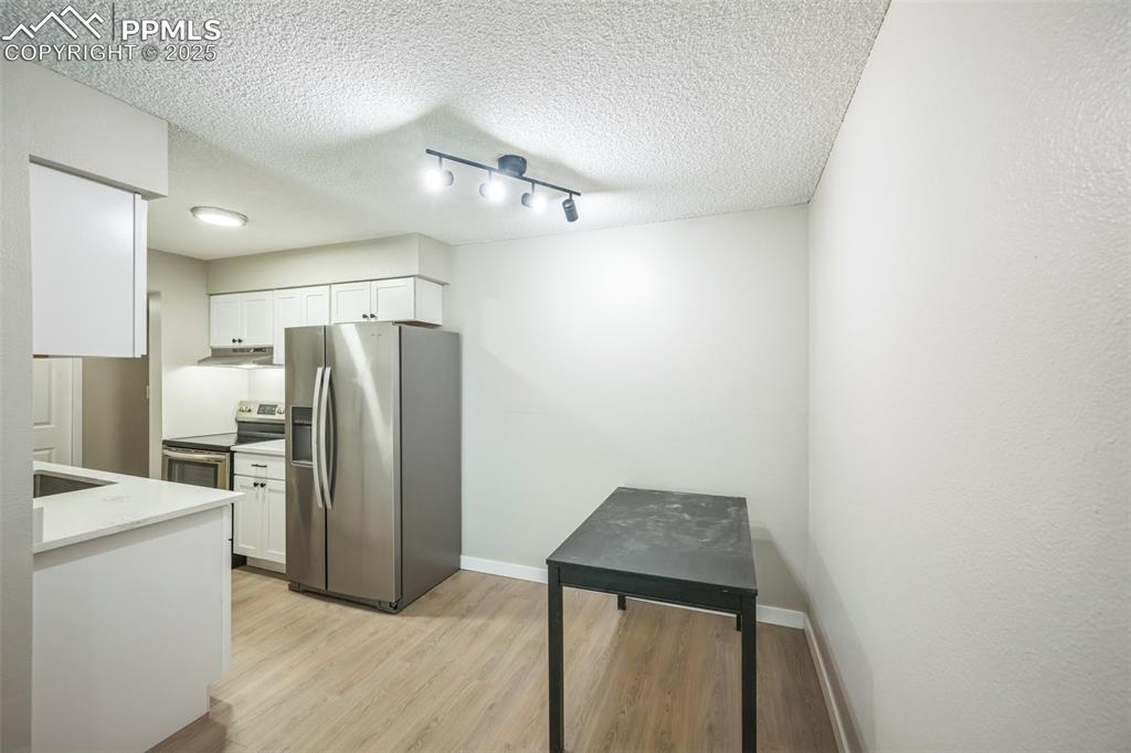 Image 5 of 14: Kitchen